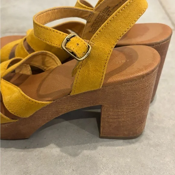 American eagle sandals mustard colored medium heel - Picture 6 of 6